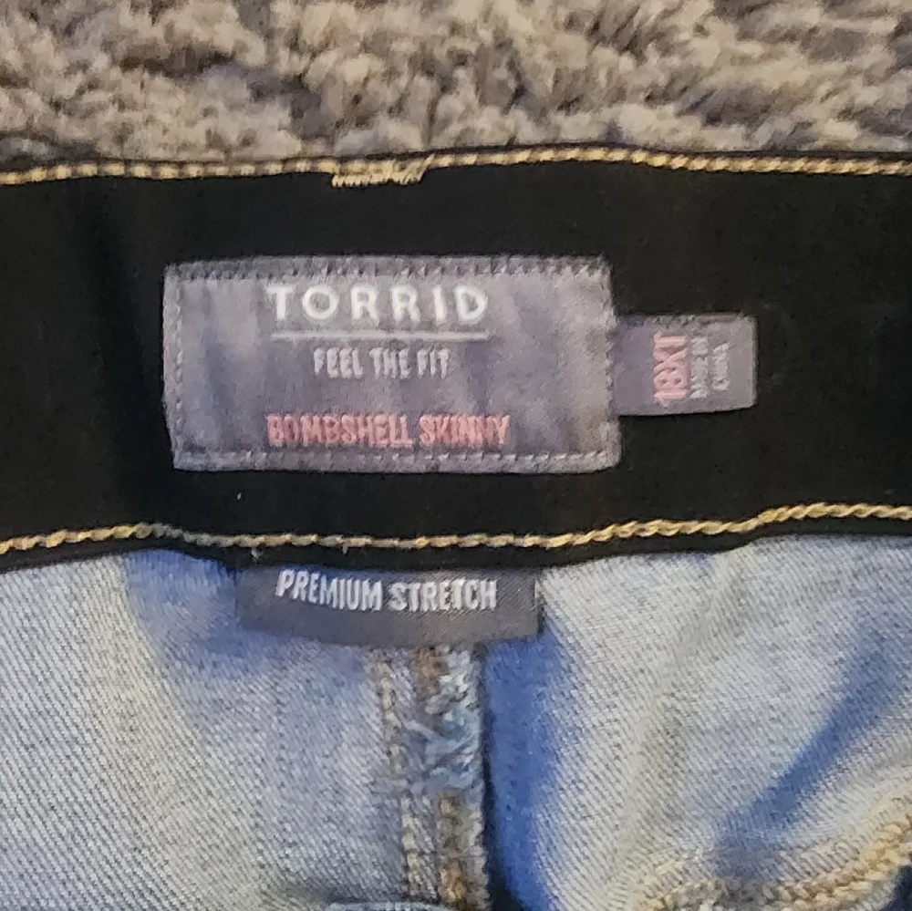 Bombshell Skinny Premium Stretch High-Rise Destructed Jeans - Picture 4 of 5